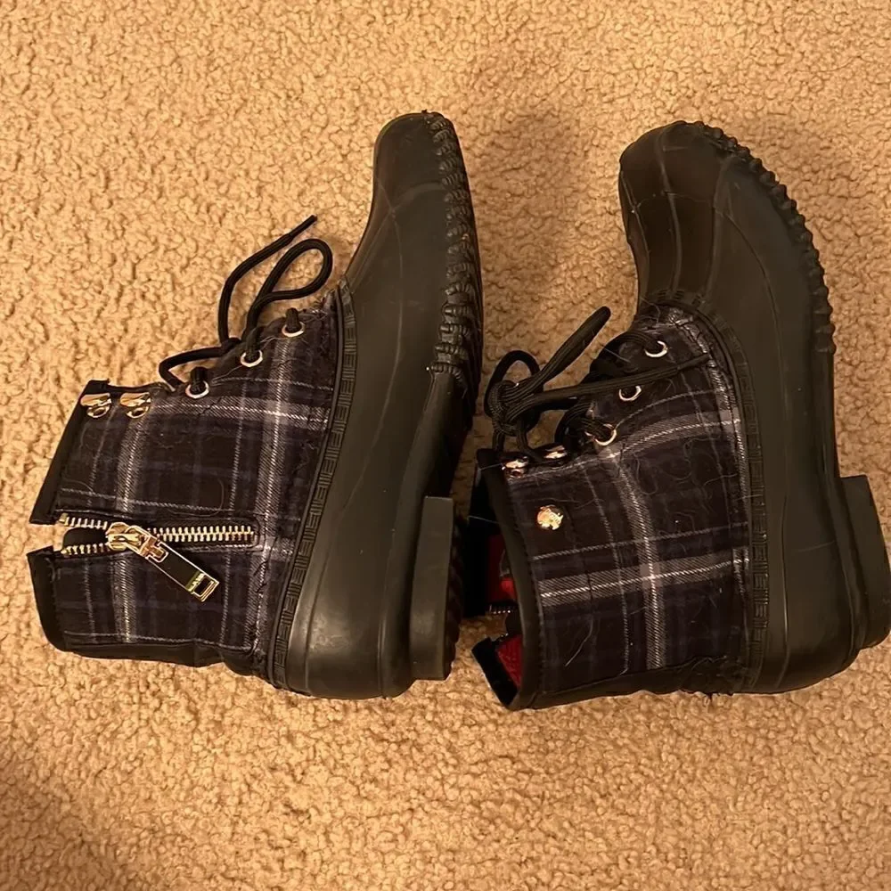 Woman’s Tommy Hilfiger Zip Up Rain Booties 8